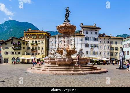 TRIENT, ITALIEN – 26. AUGUST 2024: Piazza Duomo in Trient, ein historischer Platz mit eleganten Gebäuden, mit dem Neptunbrunnen und der Kathedrale Stockfoto