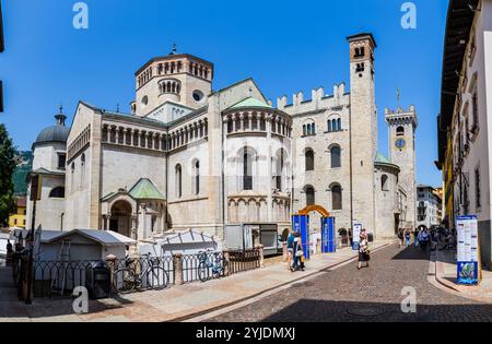 TRIENT, ITALIEN – 26. AUGUST 2024: Die Kathedrale von San Vigil in Trient, ein beeindruckendes Beispiel romanischer und gotischer Architektur, ist dem gewidmet Stockfoto