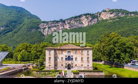 TRIENT, ITALIEN – 26. AUGUST 2024: Der Palazzo delle Albere, ein Palast aus der Renaissance in Trient, ist bekannt für seine historische Architektur und seine wunderschöne Landschaft Stockfoto