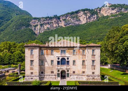 TRIENT, ITALIEN – 26. AUGUST 2024: Der Palazzo delle Albere, ein Palast aus der Renaissance in Trient, ist bekannt für seine historische Architektur und seine wunderschöne Landschaft Stockfoto