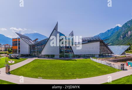 TRIENT, ITALIEN – 26. AUGUST 2024: Das MUSE (Museum of Science) in Trient, entworfen von Renzo Piano, zeigt Exponate zu Natur, Wissenschaft und Technik Stockfoto