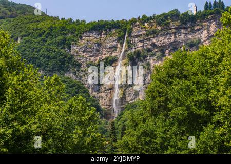 TRIENT, ITALIEN – 26. AUGUST 2024: Ein malerischer Wasserfall in der Nähe der MUSE, dem Naturkundemuseum von Trient, bietet einen erfrischenden Anblick inmitten von üppigem Grün Stockfoto