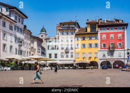 TRIENT, ITALIEN – 26. AUGUST 2024: Piazza Duomo in Trient, ein historischer Platz mit eleganten Gebäuden, mit dem Neptunbrunnen und der Kathedrale Stockfoto