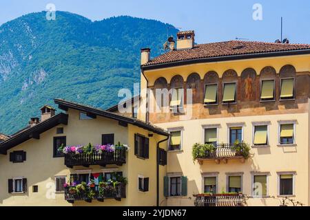 TRIENT, ITALIEN – 26. AUGUST 2024: Piazza Duomo in Trient, ein historischer Platz mit eleganten Gebäuden, mit dem Neptunbrunnen und der Kathedrale Stockfoto