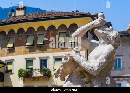 TRIENT, ITALIEN – 26. AUGUST 2024: Piazza Duomo in Trient, ein historischer Platz mit eleganten Gebäuden, mit dem Neptunbrunnen und der Kathedrale Stockfoto