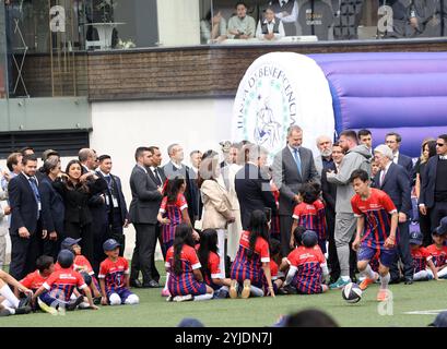 CUENCA XXIX IBEROAMERICAN SUMMIT FUSSBALLSCHULE Cuenca, Ecuador 14. November 2024 heute Morgen im La Gloria Sports Complex außerhalb der Stadt Cuenca fand die Einweihung der JBG Junta de Beneficiencia de Guayaquil Fußballschule in Cuenca statt, der König von Spanien Felipe VI. Zusammen mit dem Bürgermeister Cristhian Zamora, Juan Javier Cordobez und der Präsident von Atletico de Madrid Enrique Cerezo waren Zeugen einer großen Anzahl von Kindern und Jugendlichen, die in der Fußballschule Foto Boris Romoleroux API SOI CUENCA XXIXCUMBREIBEROAMERICANA ESCUELAFUTBOL e65b1d2ad8fc6429628f16679786b sein werden Stockfoto