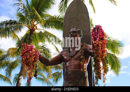 Waikiki, Oahu, Hawaii, USA – 17. Februar 2022: Nahaufnahme des Arms von Duke Kahanamokus ikonischer Statue Stockfoto