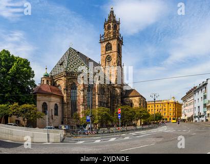 BOZEN, ITALIEN – 27. AUGUST 2024: Der Bozner Dom mit seiner gotischen Architektur und dem hohen Turm ist ein Zeugnis der kulturellen Kultur der Stadt Stockfoto