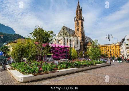 BOZEN, ITALIEN – 27. AUGUST 2024: Der Bozner Dom mit seiner gotischen Architektur und dem hohen Turm ist ein Zeugnis der kulturellen Kultur der Stadt Stockfoto