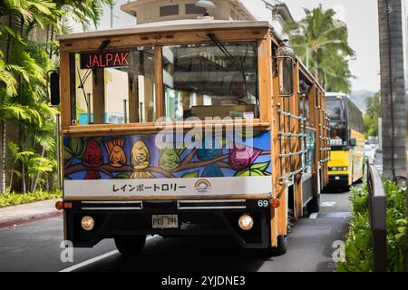 Oahu, Hawaii/USA - 23. Februar 2018: Waikiki Trolley in den Straßen von Oahu. Die Vorderseite zeigt Heather Browns Kunst. Stockfoto