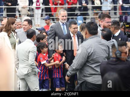 CUENCA XXIX IBEROAMERICAN SUMMIT FUSSBALLSCHULE Cuenca, Ecuador 14. November 2024 heute Morgen im La Gloria Sports Complex außerhalb der Stadt Cuenca fand die Einweihung der JBG Junta de Beneficiencia de Guayaquil Fußballschule in Cuenca statt, der König von Spanien Felipe VI. Zusammen mit dem Bürgermeister Cristhian Zamora, Juan Javier Cordobez und der Präsident von Atletico de Madrid Enrique Cerezo waren Zeugen einer großen Anzahl von Kindern und Jugendlichen, die in der Fußballschule Foto Boris Romoleroux API SOI CUENCA XXIXCUMBREIBEROAMERICANA ESCUELAFUTBOL a15d8fd064ea3e14d73b0cd90aeec sein werden Stockfoto