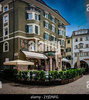 BOZEN, ITALIEN – 27. AUGUST 2024: Die bezaubernden Straßen des Bozner Stadtzentrums, gesäumt von historischen Gebäuden, spiegeln die Mischung aus italienischem an wider Stockfoto