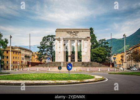 BOZEN, ITALIEN – 27. AUGUST 2024: Das Siegesdenkmal in Bozen steht als Symbol der Geschichte der Stadt, mit Blick auf das Tal und bietet stu Stockfoto