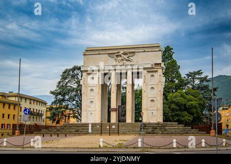 BOZEN, ITALIEN – 27. AUGUST 2024: Das Siegesdenkmal in Bozen steht als Symbol der Geschichte der Stadt, mit Blick auf das Tal und bietet stu Stockfoto