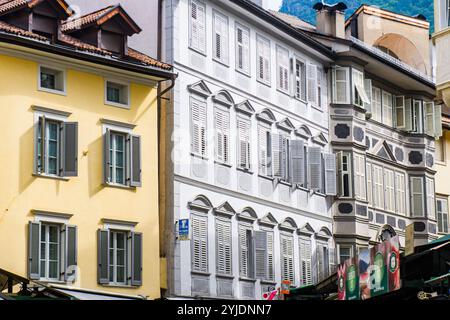 BOZEN, ITALIEN – 27. AUGUST 2024: Die bezaubernden Straßen des Bozner Stadtzentrums, gesäumt von historischen Gebäuden, spiegeln die Mischung aus italienischem an wider Stockfoto