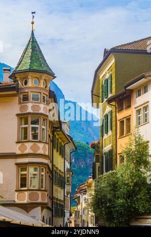 BOZEN, ITALIEN – 27. AUGUST 2024: Die bezaubernden Straßen des Bozner Stadtzentrums, gesäumt von historischen Gebäuden, spiegeln die Mischung aus italienischem an wider Stockfoto