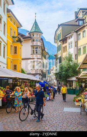 BOZEN, ITALIEN – 27. AUGUST 2024: Die bezaubernden Straßen des Bozner Stadtzentrums, gesäumt von historischen Gebäuden, spiegeln die Mischung aus italienischem an wider Stockfoto