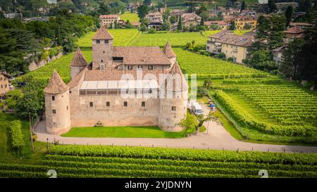 BOZEN, ITALIEN – 27. AUGUST 2024: Die Burg Mareccio, eine mittelalterliche Festung in Bozen, steht stolz von Weinbergen umgeben und bietet einen Einblick in die Landschaft Stockfoto