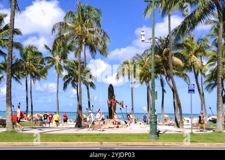 Waikiki, Oahu, Hawaii, USA – ca. Juli 2013: Blick auf Waikiki Beach und die berühmte Statue von Duke Kahanamoku. Stockfoto