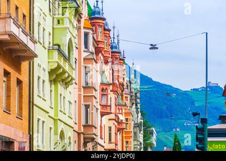 BOZEN, ITALIEN – 27. AUGUST 2024: Die bezaubernden Straßen des Bozner Stadtzentrums, gesäumt von historischen Gebäuden, spiegeln die Mischung aus italienischem an wider Stockfoto