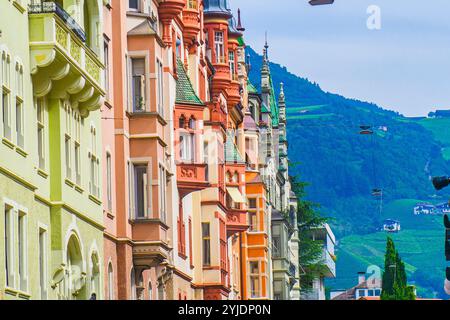 BOZEN, ITALIEN – 27. AUGUST 2024: Die bezaubernden Straßen des Bozner Stadtzentrums, gesäumt von historischen Gebäuden, spiegeln die Mischung aus italienischem an wider Stockfoto