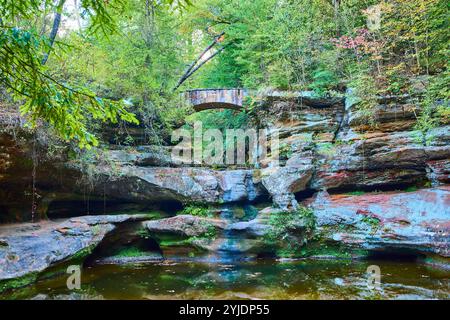 Stone Bridge Over Rocky Gorge in Forest Landscape Low Perspective Stockfoto