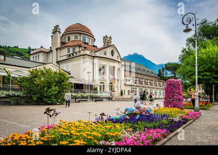 MERAN, ITALIEN – 27. AUGUST 2024: Das Kurhaus in Meran, ein ikonisches historisches Gebäude, ist für seine großartige Architektur bekannt und dient als Veranstaltungsort Stockfoto