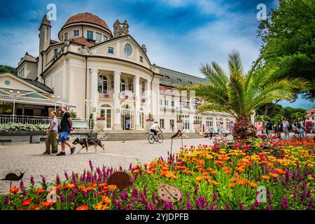 MERAN, ITALIEN – 27. AUGUST 2024: Das Kurhaus in Meran, ein ikonisches historisches Gebäude, ist für seine großartige Architektur bekannt und dient als Veranstaltungsort Stockfoto