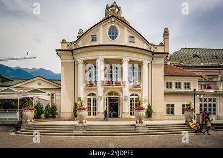 MERAN, ITALIEN – 27. AUGUST 2024: Das Kurhaus in Meran, ein ikonisches historisches Gebäude, ist für seine großartige Architektur bekannt und dient als Veranstaltungsort Stockfoto