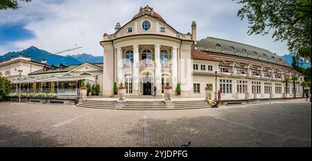 MERAN, ITALIEN – 27. AUGUST 2024: Das Kurhaus in Meran, ein ikonisches historisches Gebäude, ist für seine großartige Architektur bekannt und dient als Veranstaltungsort Stockfoto