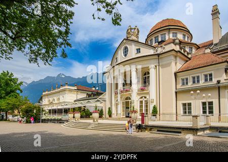 MERAN, ITALIEN – 27. AUGUST 2024: Das Kurhaus in Meran, ein ikonisches historisches Gebäude, ist für seine großartige Architektur bekannt und dient als Veranstaltungsort Stockfoto