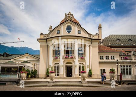 MERAN, ITALIEN – 27. AUGUST 2024: Das Kurhaus in Meran, ein ikonisches historisches Gebäude, ist für seine großartige Architektur bekannt und dient als Veranstaltungsort Stockfoto