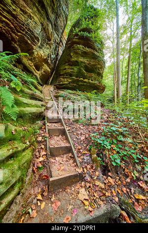 Rustikale Treppen und hoch aufragende Rocks Pathway in Cantwell Cliffs Eye-Level View Stockfoto