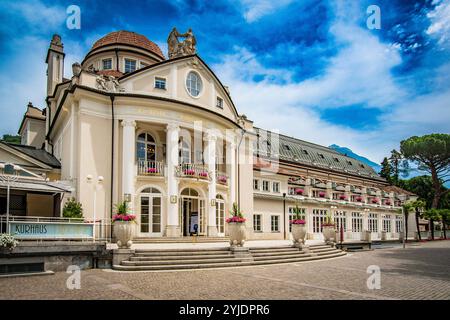 MERAN, ITALIEN – 27. AUGUST 2024: Das Kurhaus in Meran, ein ikonisches historisches Gebäude, ist für seine großartige Architektur bekannt und dient als Veranstaltungsort Stockfoto