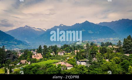 MERAN, ITALIEN – 27. AUGUST 2024: Die Gärten von Schloss Trauttmansdorff in Meran zeigen eine beeindruckende Sammlung botanischer Landschaften und bieten Vibr Stockfoto