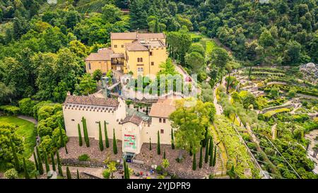 MERAN, ITALIEN – 27. AUGUST 2024: Die Gärten von Schloss Trauttmansdorff in Meran zeigen eine beeindruckende Sammlung botanischer Landschaften und bieten Vibr Stockfoto