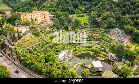 MERAN, ITALIEN – 27. AUGUST 2024: Die Gärten von Schloss Trauttmansdorff in Meran zeigen eine beeindruckende Sammlung botanischer Landschaften und bieten Vibr Stockfoto