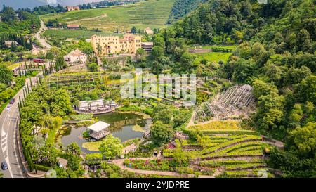 MERAN, ITALIEN – 27. AUGUST 2024: Die Gärten von Schloss Trauttmansdorff in Meran zeigen eine beeindruckende Sammlung botanischer Landschaften und bieten Vibr Stockfoto