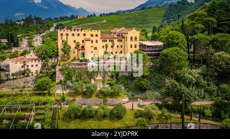 MERAN, ITALIEN – 27. AUGUST 2024: Die Gärten von Schloss Trauttmansdorff in Meran zeigen eine beeindruckende Sammlung botanischer Landschaften und bieten Vibr Stockfoto