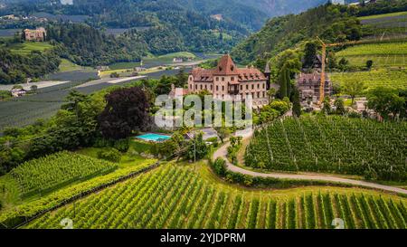 MERAN, ITALIEN – 27. AUGUST 2024: Die Gärten von Schloss Trauttmansdorff in Meran zeigen eine beeindruckende Sammlung botanischer Landschaften und bieten Vibr Stockfoto