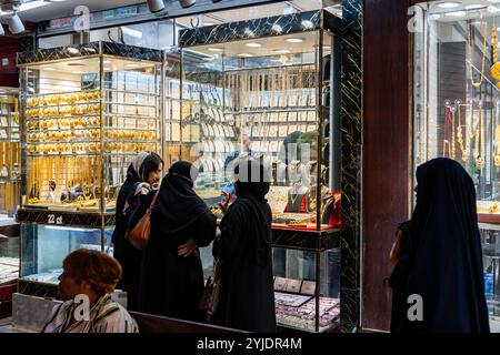 Dubai, Vereinigte Arabische Emirate - 16. März 2023: Menschen auf dem Dubai Gold Market während eines Tages Stockfoto
