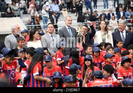 CUENCA XXIX IBEROAMERICAN SUMMIT FUSSBALLSCHULE Cuenca, Ecuador 14. November 2024 heute Morgen im La Gloria Sports Complex außerhalb der Stadt Cuenca fand die Einweihung der JBG Junta de Beneficiencia de Guayaquil Fußballschule in Cuenca statt, der König von Spanien Felipe VI. Zusammen mit dem Bürgermeister Cristhian Zamora, Juan Javier Cordobez und der Präsident von Atletico de Madrid Enrique Cerezo waren Zeugen einer großen Anzahl von Kindern und Jugendlichen, die in der Fußballschule Foto Boris Romoleroux API SOI CUENCA XXIXCUMBREIBEROAMERICANA ESCUELAFUTBOL 9318a856cf9b3bb435efbe4cbad40 sein werden Stockfoto