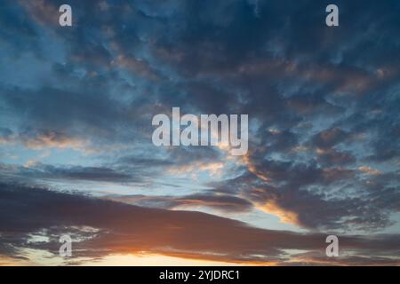 Verschiedene Wolkenphasen mit Kanon R und Kanon rf 35mm 1,8 stm Makro auf der Insel Kos in griechenland im Garten des Hippokratischen Instituts aufgenommen. Stockfoto