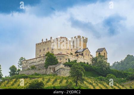 SLUDERNO, ITALIEN – 27. AUGUST 2024: Castel Coira, eine gut erhaltene mittelalterliche Burg im Vinschgau, bietet einen atemberaubenden Blick auf die umliegende Moun Stockfoto