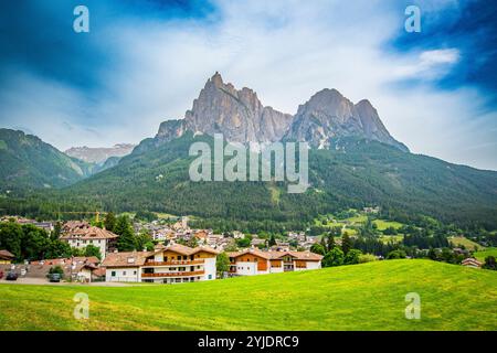 CASTELRUTH, ITALIEN – 27. AUGUST 2024: Der atemberaubende Blick auf die Seiser Alm mit ihren sanften Wiesen und der dramatischen Bergkulisse, von der aus gesehen wird Stockfoto