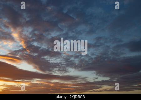 Verschiedene Wolkenphasen mit Kanon R und Kanon rf 35mm 1,8 stm Makro auf der Insel Kos in griechenland im Garten des Hippokratischen Instituts aufgenommen. Stockfoto