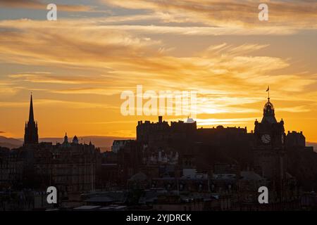 Calton Hill, Edinburgh, Schottland, Großbritannien. November 2024. Touristen treffen sich am malerischen Aussichtspunkt im Stadtzentrum, um den Sonnenuntergang zu beobachten und sie haben den Vollmond als Bonus bekommen. Temperatur leicht 12 Grad Celsius. Im Bild: Die Architektur des Stadtzentrums in Silhouette vor dem farbenfrohen Sonnenuntergang. Es werden Live-Nachrichten von Archwhite/Alamy veröffentlicht. Stockfoto