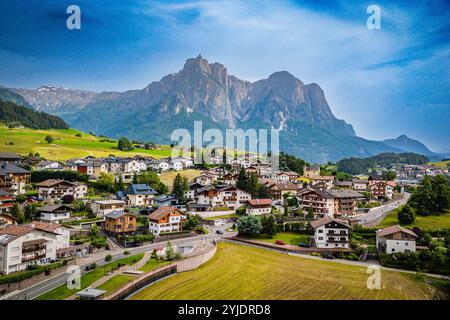 KASTELRUTH, ITALIEN – 27. AUGUST 2024: Das charmante Dorf Kastelruth in den Dolomiten ist für seine traditionelle Südtiroler Architektur bekannt Stockfoto