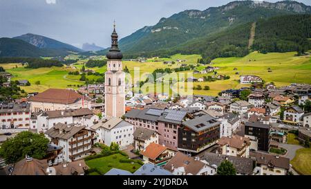 KASTELRUTH, ITALIEN – 27. AUGUST 2024: Das charmante Dorf Kastelruth in den Dolomiten ist für seine traditionelle Südtiroler Architektur bekannt Stockfoto