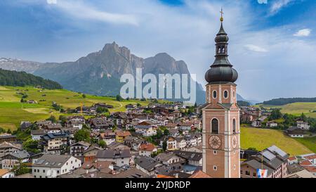 KASTELRUTH, ITALIEN – 27. AUGUST 2024: Das charmante Dorf Kastelruth in den Dolomiten ist für seine traditionelle Südtiroler Architektur bekannt Stockfoto